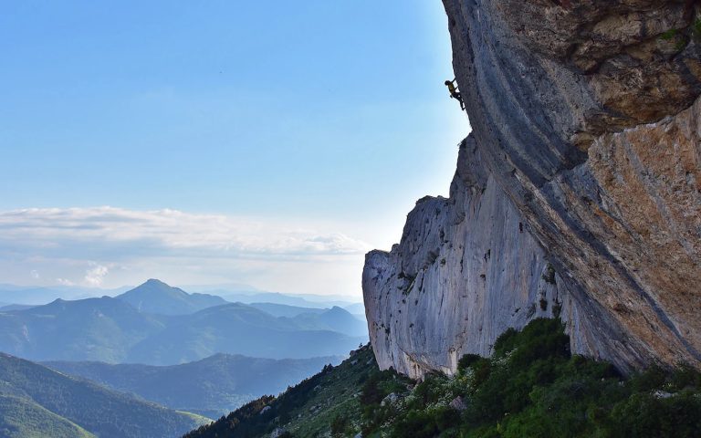 Escalador en pared de roca usando suplementos deportivos PhysiVāntage México